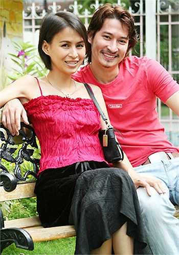 Hoàng Anh từng tố diễn viên Kim Tuyến là người thứ ba xen vào chuyện tình cảm vợ chồng cô, khiến nhiều người nghĩ đây chính là nguyên nhân dẫn đến sự tan vỡ hạnh phúc của cặp đôi. Tuy nhiên, Huy Khánh lên tiếng phản bác rằng, anh đến với Kim Tuyến khi đã dứt khoát với cuộc hôn nhân cũ. Ngoài ra, Hoàng Anh còn tiết lộ Huy Khánh là người nghèo nhất và không phải người đẹp trai nhất, trẻ nhất trong số những người đàn ông đến với cô. 