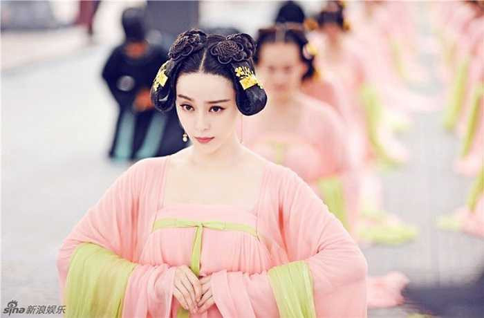 Tuy nhiên, do những trang phục khoe vòng một quá nóng bỏng của các diễn viên, mà tại nhiều nơi, bộ phim đã bị cắt bỏ những cảnh quay gợi cảm quá đà.