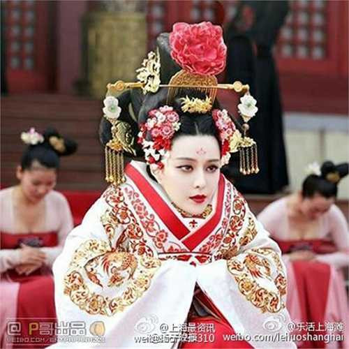 Nhưng chính vì điều này mà bộ phim trở nên nổi như cồn. Dân mạng thi nhau 'chế' hình ảnh Võ Tắc Thiên - Phạm Băng Băng không hở vòng một.