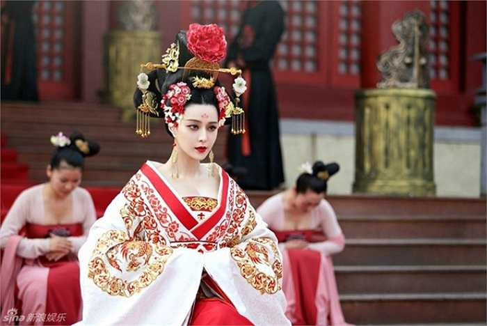 Đối với những người yêu mến Phạm Băng Băng, thành công quá lớn của tác phẩm Hoàn Châu Cách Cách đã gắn với tên tuổi của Phạm Băng Băng với nàng hầu Kim Tỏa. 