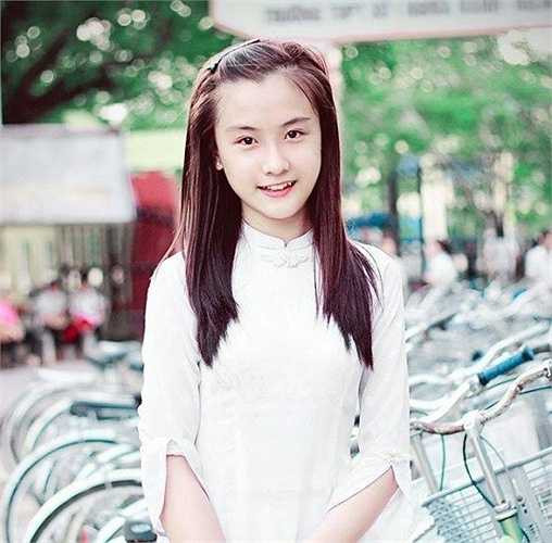 Xuất hiện trên diễn đàn của giới trẻ, hình ảnh của Ngọc Quyên được 1 cư dân mạng đăng tải với tiêu đề 'Có ai thấy bạn này dễ thương không?' Trong ảnh cô gây chú ý khi sở hữu gương mặt trong sáng cùng với 2 chiếc răng khểnh dễ thương. 