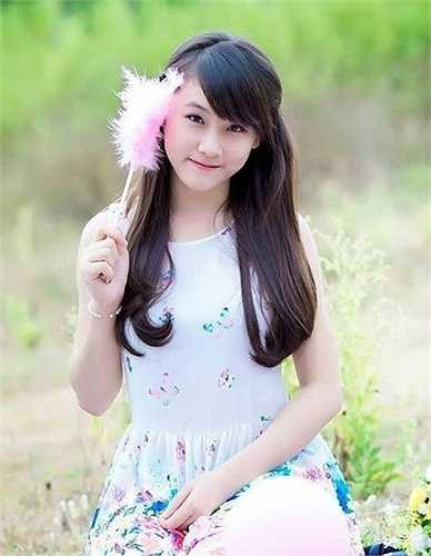 Trần Đỗ Quyên sinh năm 1998, hiện học lớp 11, trường THPT Số 1 Nghĩa Hành, Quảng Ngãi. Về bức ảnh gây sốt trên mạng, Quyên cho biết, đó là ảnh đại diện trên trang Facebook cá nhân của cô, được một người bạn chụp vào tháng 6. 