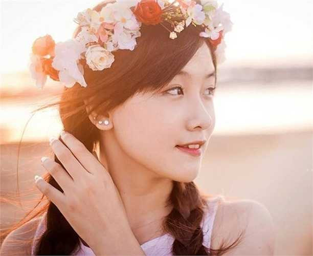 9x sở hữu gương mặt trong sáng, cùng với 2 chiếc răng khểnh dễ thương. Các hình ảnh của cô chia sẻ trên trang cá nhân thu hút hàng nghìn lượt like (thích) của cộng đồng. 