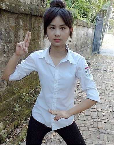 Cô bạn với khuôn mặt xinh xắn này là Trần Thị Thanh Thư (nickname Ngố Thư), sinh năm 1999, học sinh lớp 10, trường THPT Cẩm Giàng 2, Hải Dương.