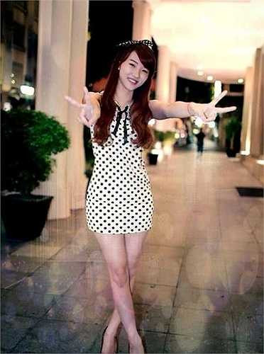 Ngoài thời gian đi học trên trường, Linh Ly cùng phụ chị gái bán bánh tráng trộn trước cổng ĐH Kinh doanh Công nghệ Hà Nội.