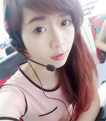 Thời gian gần đây, hình ảnh một cô gái đã lan truyền trên nhiều diễn đàn giải trí dành cho giới trẻ. Trong ảnh, cô sở hữu vẻ ngoài xinh xắn, mặc đồng phục nhân viên, đeo tai nghe trực tổng đài. Theo thông tin người đăng tải chia sẻ, cô gái đang làm nhân viên chăm sóc khách hàng. 