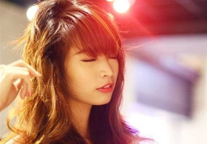 Cô gái này tên là Đặng Thu Thảo, sinh ngày 8/6/1991. Hiện làm nhân viên chăm sóc khách hàng tại ở TP.HCM.