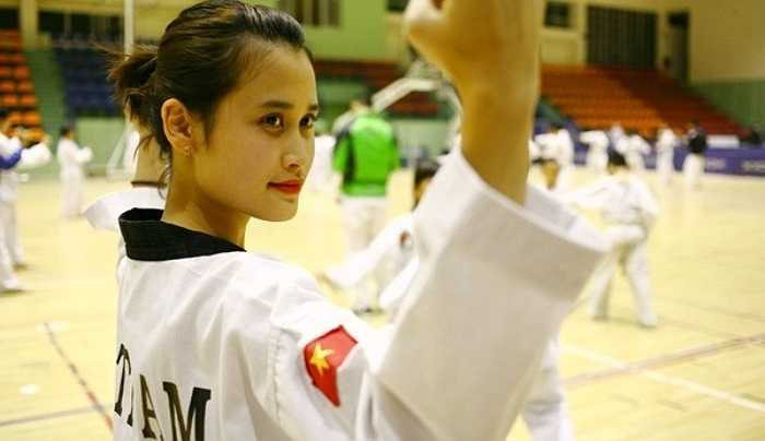 Cô giáo Nguyễn Minh Phương, sinh năm 1992, hiện là giáo viên trường tiểu học Marie Curie, Hà Nội. Không chỉ xinh xắn, dễ thương, Mai Phương còn khiến học trò ngưỡng bộ bởi thành tích dạy tốt và giỏi võ Taekwondo. Bước đầu đến với nghề gõ trẻ, Mai Phương gặp phải nhiều khó khăn, áp lực.