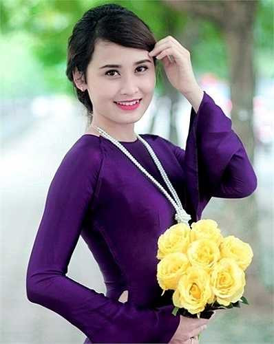 Minh Phương khiến nhiều người nể phục khi đang đeo đai đen của Taekwondo. Cô nàng từng tham gia nhiều giải phong trào và giành được những thành tích cao. Cô giáo 9x cũng tham gia nhiều cuộc thi sắc đẹp và đạt được thành tích đáng kể như vào Chung khảo Gương mặt sinh viên Facelook 2012, thi Duyên dáng sư phạm 2011...