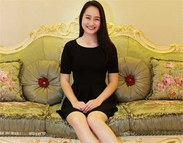 Sở hữu chiều cao khủng 1m75, nữ đại sứ trường THPT Chu Văn An Nguyễn Thu Hà (15 tuổi) là tâm gương sáng và được mọi người nể phục khi làm chủ hàng tá những giải thưởng cao quý. Cô bạn từng nhận Giải nhất cuộc thi Sparkling Chu Văn An 2014, thủ khoa đầu vào hệ phổ thông với số điểm 60, HCV Taekwondo thành phố Hà Nội 2014...