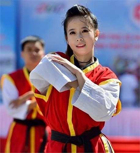 Được biết đến với danh hiệu hoa khôi mới làng Taekwondo với nhiều thành tích nổi bật, Châu Tuyết Vân hiện là cái tên hot nhất làng võ trong thời gian qua. 