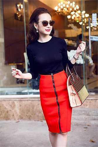 Diện trang phục kín đáo nhưng mỹ nhân sinh năm 1995 vẫn tỏa sáng nhờ các món đồ phụ kiện hàng hiệu. Cô diện túi xách của thương hiệu LV rất sang trọng và tinh tế.