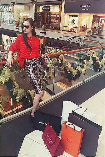 Mỗi lần đi mua sắm cô cũng yêu thích các sản phẩm đến từ các thương hiệu trứ danh.