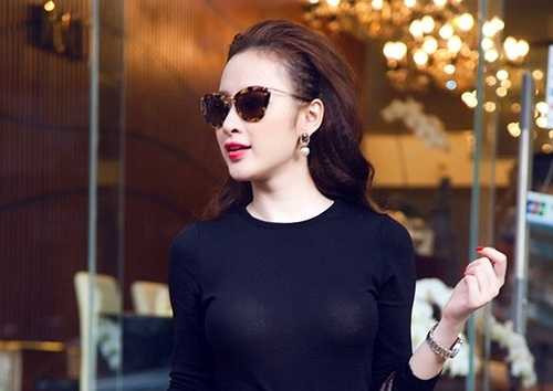 Mắt kính mà Angela Phương Trinh sử dụng của thương hiệu Miu Miu.