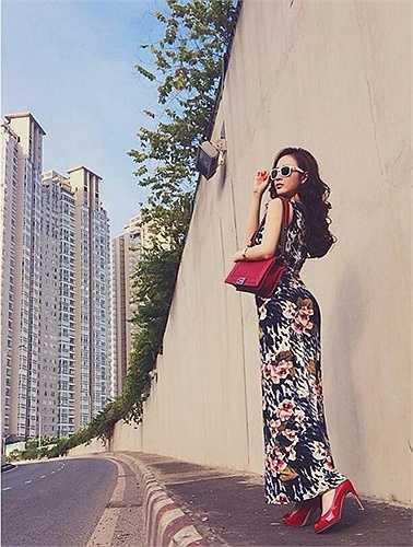 Người đẹp 19 tuổi diện váy của thương hiệu bình dân Top shop mix cùng giầy đỏ của Salvatore và túi xách đắt giá của Chanel.