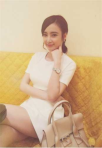 Chiếc túi màu ghi của Salvatore rất được Phương Trinh cưng chiều mỗi khi xuống phố.