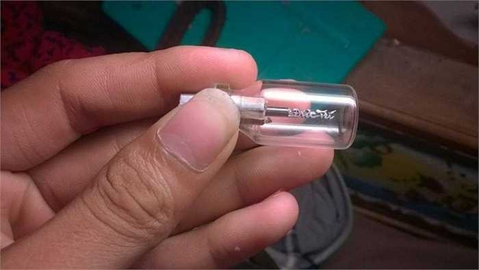 Cách đây hơn 5 tháng, Trí bắt đầu đến với công việc khắc trên các vật liệu như ngòi, thân bút chì bằng loại dao 30 độ và mổ y tế. Từ khả năng viết chữ đẹp vốn có, Trí học hỏi thầy giáo Nguyễn Đương Ánh - nổi tiếng xứ Kinh Bắc và thư pháp trên mạng.