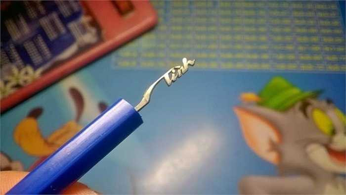 Một trong những kiểu độc đáo của Trí là khắc chữ nét mềm trên ngòi bút chì 2B. Đối với những tác phẩm đòi hỏi sự tỉ mẩn và tinh tế này, nam sinh cần 1 giờ với nét chữ đơn giản và 5-7 giờ cho thể loại thư pháp.