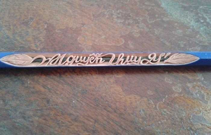 Khắc chữ nét mềm mại, bay bổng trên thân chì dài là sở trường của Đức Trí. Chàng trai này cho biết, khó khăn nhất là việc tưởng tượng hình ảnh trong đầu trước khi bắt tay vào làm.