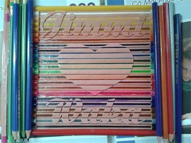 Bên cạnh đó, Trí còn sáng tạo khắc, ghép nhiều cây bút tạo thành tranh. Mỗi sản phẩm này, chàng trai mất hơn 1 ngày để hoàn thiện.