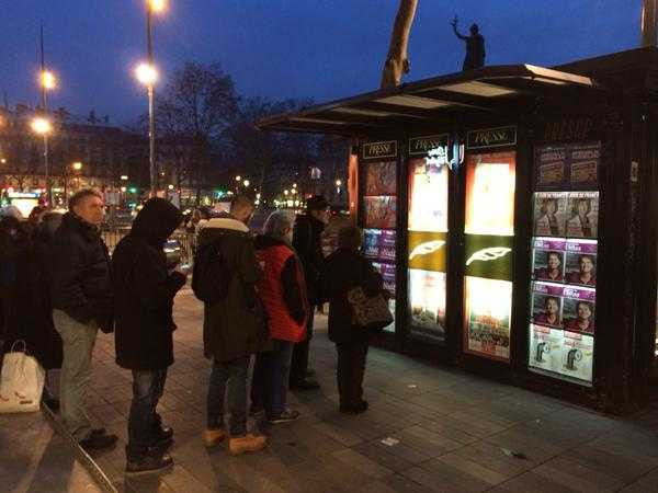 Người dân Paris phải xếp hàng để chờ mua số tạp chí Charlie Hebdo mới nhất