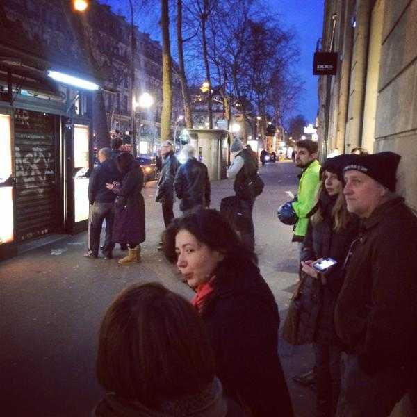 Nhiều người vui mừng khi có được cuốn tạp chí trên tay