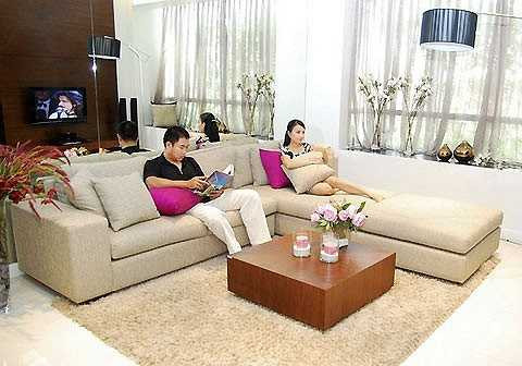 Căn hộ có tổng diện tích 400 mét vuông có tông trắng làm màu nền, điểm nhấn là những gam màu ấm như nâu, ghi, đen. Cũng giống như penthouse của Đàm Vĩnh Hưng, tổ ấm của Cẩm Ly có nhiều tiện nghi giải trí, quầy bar mini,…