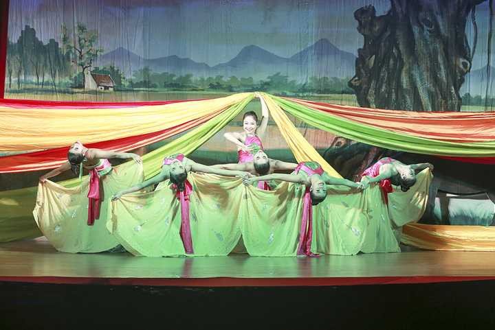 Long Thành diễn xướng