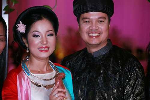 Thúy Nga bất ngờ chia sẻ với truyền thông về việc tranh chấp tài sản giữa cô và chồng cũ - ông Nguyễn Văn Nam. Sự việc này khiến rất nhiều khán giả sửng sốt bởi đám cưới cách đây gần 5 năm của cô vẫn còn để lại nhiều ấn tượng. Công chúng khi đó đều ngưỡng mộ với hạnh phúc của nữ danh hài.