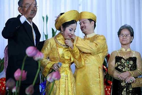 Cô dâu chú rể trong ngày cưới không bánh không rượu champange.