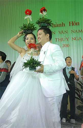 Thúy Nga và chồng cùng nhảy chung với các nghệ sỹ.