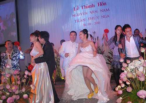 Cô dâu 'quẩy tưng' trong đám cưới.