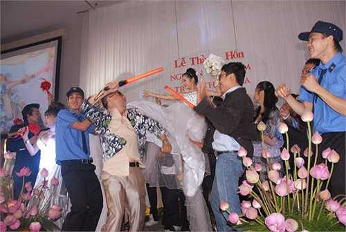 Không những thế, vợ chồng Thúy Nga còn thực hiện điệu nhảy khá nổi tiếng trên Youtube cùng các bạn bè. 