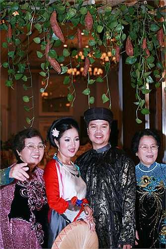 Trong đúng ngày vu quy cách đây gần 5 năm (diễn ra vào lúc 10h10 phút ngày 10/10/2010), nữ danh hài đã chọn chủ đề tiệc cưới độc đáo là.. khoai lang nướng - đạo cụ đưa tên tuổi Thúy Nga nổi tiếng khắp cả nước. 