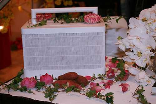 Đám cưới của Thúy Nga khi đó cũng lập kỷ lục với nhiều yếu tố độc lạ và hài hước. Không những quy tụ nhiều nghệ sĩ ở nhiều lĩnh vực từ sân khấu, điện ảnh, thời trang, âm nhạc cho đến hài kịch gồm Hoài Linh, Bảo Quốc, Tấn Beo, MC Thanh Bạch, Phương Thanh, vợ chồng Cẩm Vân - Khắc Triệu...