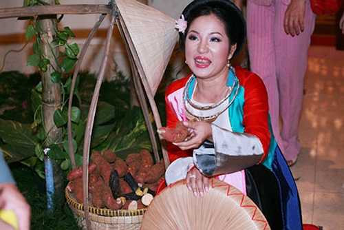 Tại đám cưới của mình, cô dâu Thúy Nga đã đãi khách quý bằng món khoai lang mà danh hài vẫn nói đùa do chính cô thức cả đêm để nướng mời khác dự tiệc, đúng với phong cách của cô dâu có biệt danh 'bà già bán khoai lang nướng'.