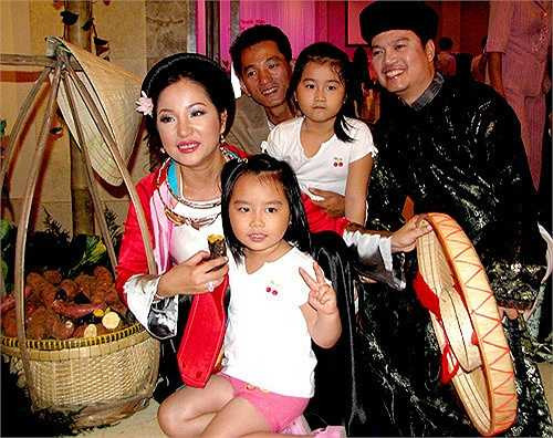 Khoai lang xuất hiện gần như khắp trong đám cưới, bên cạnh hộp đựng phong bì, thậm chí treo lủng lẳng trên lối ra vào của tiệc cưới.