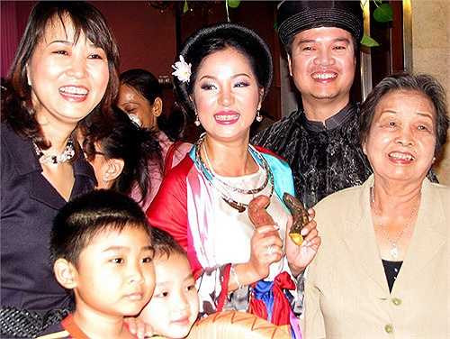 Khách đến đều được tặng khoai lang nướng từ cô dâu Thúy Nga.