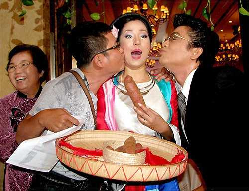 Vì bận rộn chuẩn bị cho ngày cưới, Thúy Nga đã tất bật lo lắng và quên ngày sinh nhật của mẹ cô. Vì vậy, trong tiệc cưới của mình, danh hài đã chúc mừng sinh nhật mẹ ngay trên sân khấu.