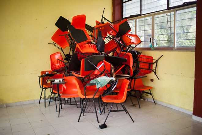 Ghế ngồi xếp thành đống tại góc lớp học