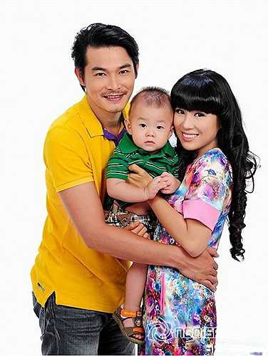 Lê Phương còn tiết lộ, Quách Ngọc Ngoan hiện đang ở cạnh một người phụ nữ - người đã giúp anh 'thoát khỏi cảm giác phập phồng lo sợ từng ngày bởi những cuộc gọi, tin nhắn đòi nợ, giúp anh biết ngẩng cao đầu với xã hội, tiếp cận được với văn minh nhân loại mà anh sẽ không bao giờ tự sắm được bằng chính sức lao động của mình'.