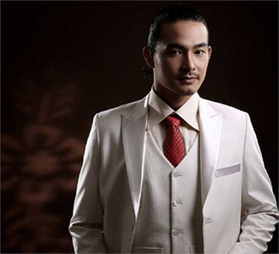 Bên cạnh việc bị cho là đào hoa, Quách Ngọc Ngoan còn vướng phải scandal cờ bạc. Thậm chí còn có thông tin, nam diễn viên này là một 'con bạc khát nước'. Tuy nhiên, anh đã lên tiếng phủ nhận.