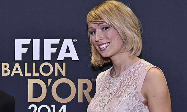 Cô gái 25 tuổi là một trong ba ứng cử viên cho danh sách Bàn thắng đẹp nhất năm. Các fan đều hy vọng Stephanie Roche sẽ là nữ cầu thủ đầu tiên đoạt giải Puskas cho pha làm bàn xuất sắc nhưng cuối cùng James Rodriguez mới là chủ nhân của danh hiệu này.