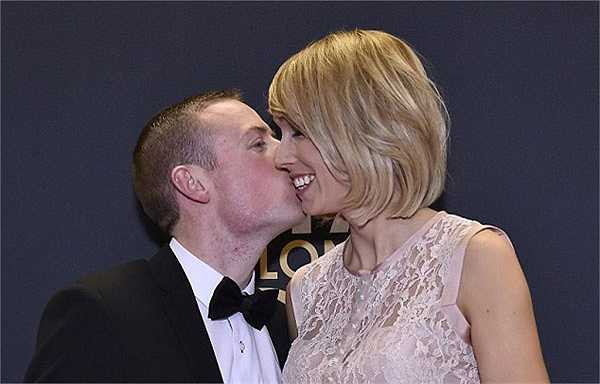 Dean Zambra, bạn trai của Roche cũng là một cầu thủ của Ireland. Cặp đôi không ngại ngần thể hiện tình yêu ngọt ngào trên thảm đỏ.