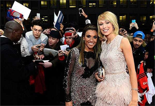 Nữ cầu thủ xinh xắn chụp ảnh với đàn chị kỳ cựu Marta.