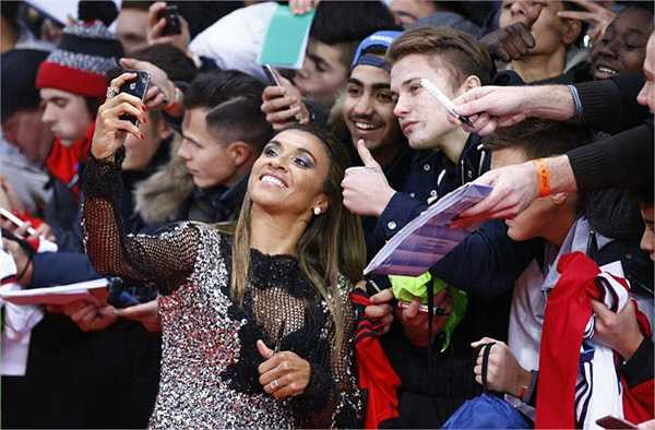 Nữ cầu thủ nổi tiếng của Brazil lộng lẫy với bộ đầm ánh kim và phong cách trang điểm sắc sảo.