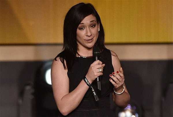 Chủ nhân của danh hiệu Nữ cầu thủ hay nhất năm, Nadine Kessler, duyên dáng phát biểu trên bục trao giải.