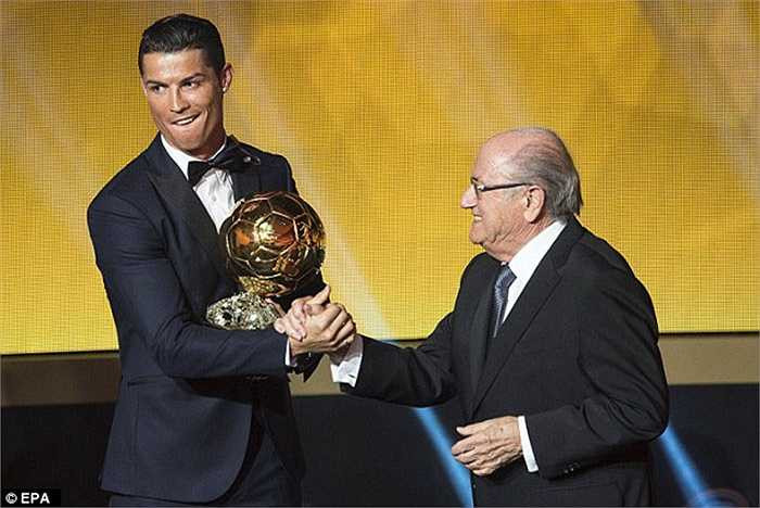 Ronaldo nhận giải thưởng từ Chủ tịch FIFA Sepp Blatter