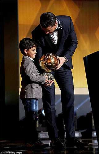 Ronaldo cùng cậu con trai Ronaldo JR