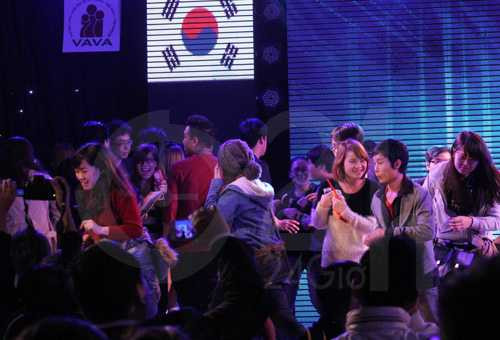 Thế nhưng vào cuối chương trình, các cô gái tháo chạy hoảng loạn bằng lối đi thoát hiểm khi hàng chục fan cuồng đồng loạt lao lên sân khấu vì muốn tiếp cận thần tượng. 